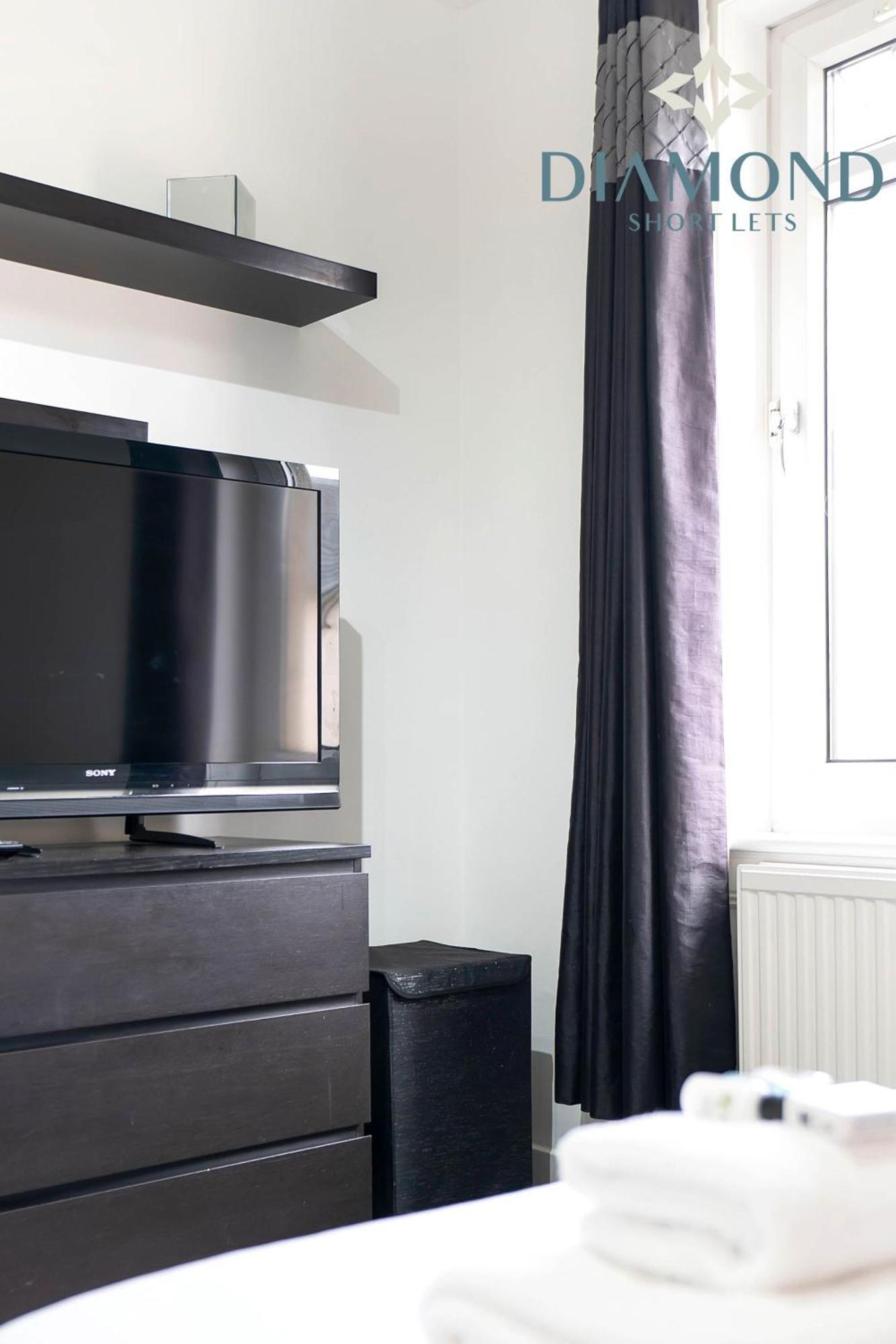 Cosy 2 Bed West End Free Parking Apartment