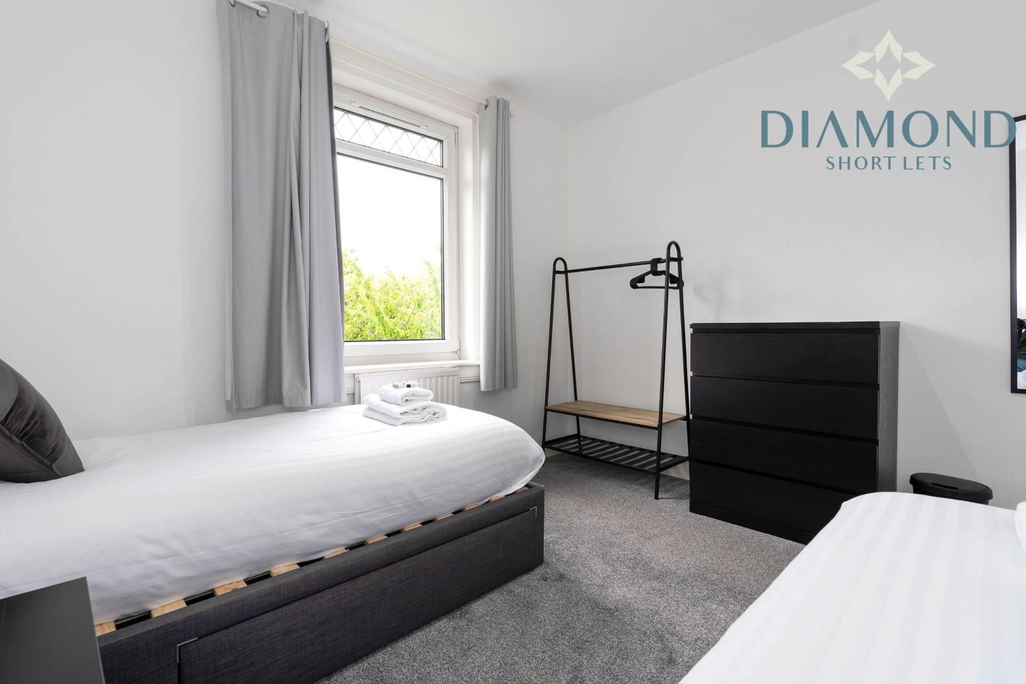 Cosy 2 Bed West End Free Parking Apartment