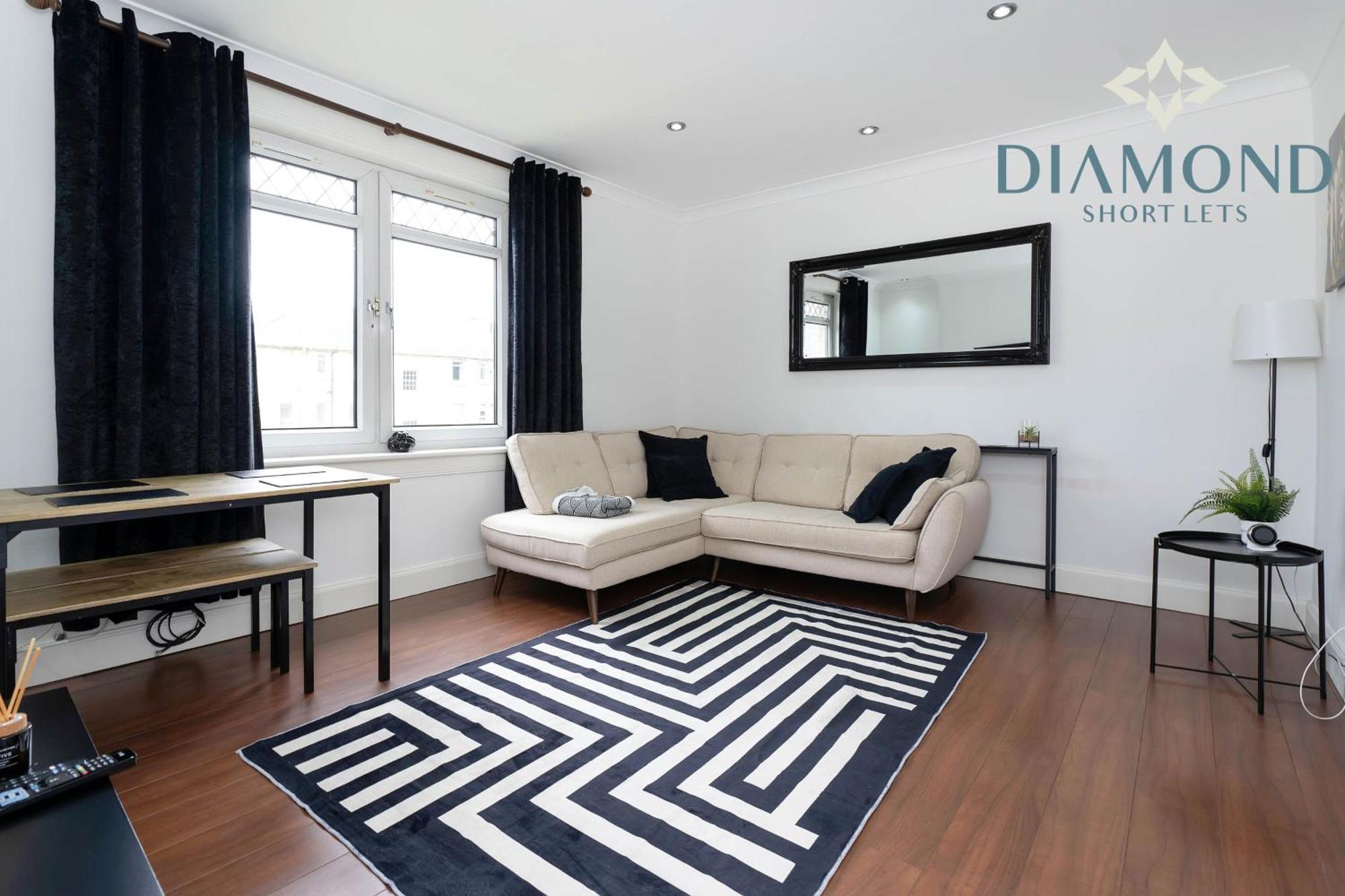 Cosy 2 Bed West End Free Parking Apartment *