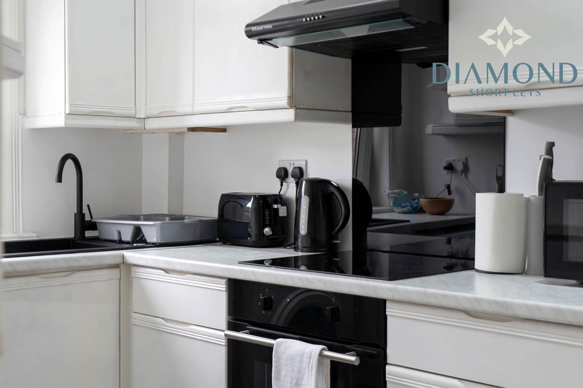 Cosy 2 Bed West End Free Parking Apartment